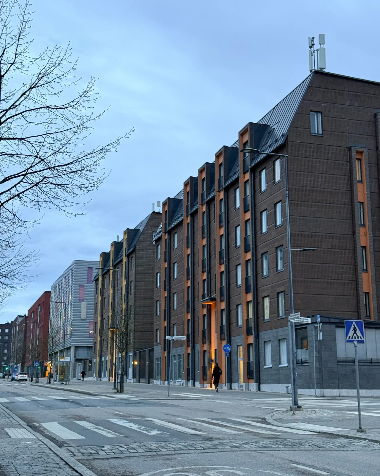 Kerrostalokatu Vantaalla hämärässä